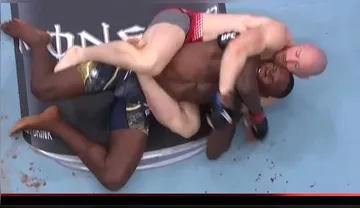 Imagem ilustrativa da imagem VÍDEO: Adesanya é nocauteado por Pyfer e amplia má fase no UFC