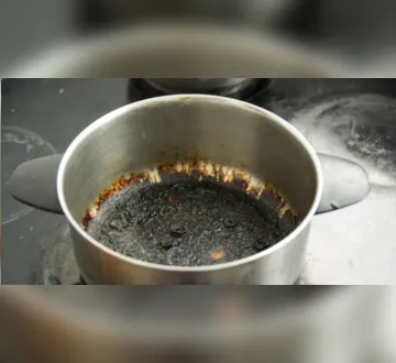 Imagem ilustrativa da imagem Aprenda a recuperar panelas queimadas com sal grosso