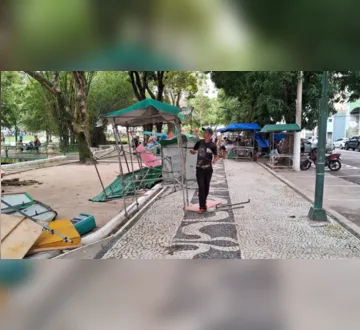 Imagem ilustrativa da imagem Ventania derruba barracas na Praça da República, em Belém