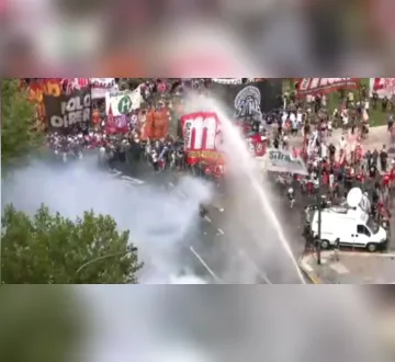 Imagem ilustrativa da imagem Reforma de Milei tem jornada até 12 horas e mudanças no 13º