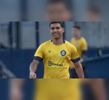 Imagem ilustrativa da imagem Ex-atacante do Remo sofre acidente com esposa e carro pega fogo no RN