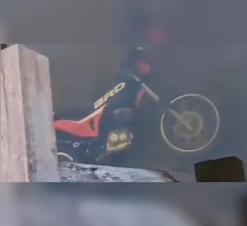 Imagem ilustrativa da imagem Homem morre após cair de moto em igarapé em Tomé-Açu