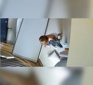 Imagem ilustrativa da imagem Vídeo viral mostra queda de porta com espelho ao lado de bebê no Pará