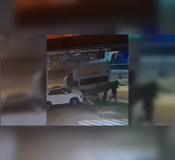 Imagem ilustrativa da imagem VÍDEO: câmera flagra van atingindo pedestre na BR-316