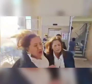 Imagem ilustrativa da imagem Deputada de Honduras é atingida por explosivo na cabeça durante entrevista