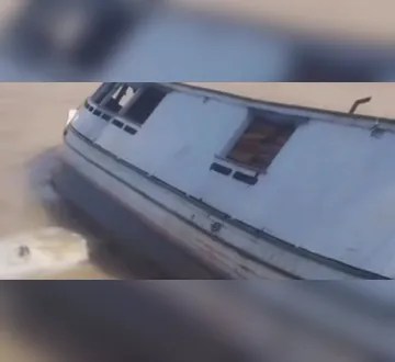 Imagem ilustrativa da imagem Vídeo: barco naufraga com carga de madeira em Breves