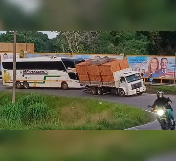 Imagem ilustrativa da imagem Caminhão quase tomba no viaduto e provoca lentidão no trânsito