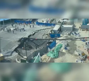 Imagem ilustrativa da imagem Vídeo: cratera engole rua em Xangai durante obra de metrô