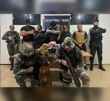 Imagem ilustrativa da imagem Polícia apreende 26 kg de drogas com ajuda de cão farejador