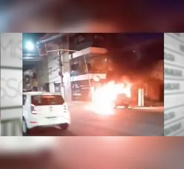 Imagem ilustrativa da imagem Vídeo: carro pega fogo após colidir com poste em Belém