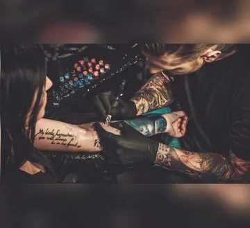 Imagem ilustrativa da imagem Tatuagem eleva o risco de câncer? Veja o que dizem especialistas
