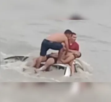 Imagem ilustrativa da imagem Vídeo: carro cai em igarapé durante chuva desta segunda-feira (15)