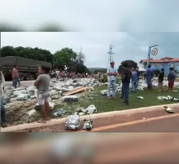 Imagem ilustrativa da imagem Carreta tomba e atinge ônibus com mais de 30 passageiros em Tucuruí