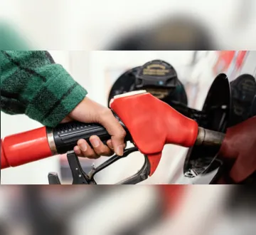 Imagem ilustrativa da imagem Governo Lula reduz imposto para barrar impacto da alta do petróleo