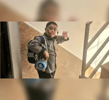 Imagem ilustrativa da imagem Menino acena para a mãe antes de morrer em ataque e foto viraliza