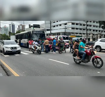 Imagem ilustrativa da imagem Motociclista fica ferida em acidente na Almirante Barroso