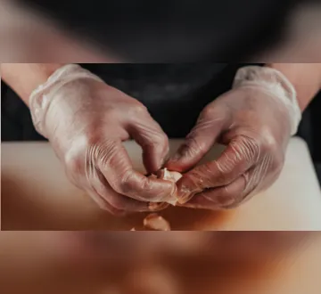 Imagem ilustrativa da imagem Como tirar a casca do alho sem deixar cheiro nas mãos? Faça isso agora