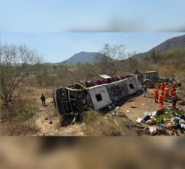 Imagem ilustrativa da imagem Ônibus com romeiros capota e deixa 15 mortos em Alagoas