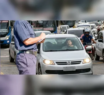 Imagem ilustrativa da imagem Nova regra da Lei do farol: veja como evitar multa e pontos na CNH