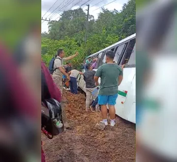 Imagem ilustrativa da imagem Moju-Abaetetuba: ônibus com 44 passageiros tomba na estrada