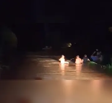 Imagem ilustrativa da imagem Vídeo: PM resgata 9 pessoas ilhadas em carro submerso no Pará