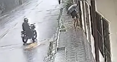 Apesar da hesitação inicial, a pedestre conseguiu se proteger rapidamente, interrompendo o contato com o agressor