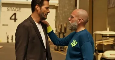 Jonah Hill (ao lado de Keanu Reeves) surpreende com transformação radical para novo filme, pesando 30 kg a menos.