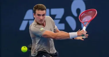 O brasileiro deveria enfrentar o norte-americano Reilly Opelka neste domingo (4) pela noite no horário brasileiro.