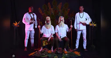 o Dengue Dengue Dengue é reconhecido por misturar ritmos latino-americanos.