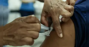 A OMS reforça que a vacinação continua sendo essencial para prevenir os sintomas mais fortes da gripe, em especial para grupos de risco.