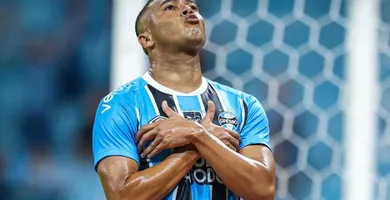 Imagem ilustrativa da imagem Com 3 gols de Carlos Vinícius, Grêmio goleia Botafogo no Brasileirão