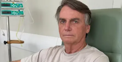 Imagem ilustrativa da imagem Bolsonaro tem piora na função renal e segue na UTI