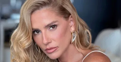 Imagem ilustrativa da imagem Deborah Secco posta foto de biquíni na beira da piscina. Veja fotos!