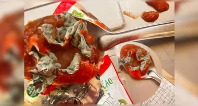 Corpo estranho em molho de tomate.