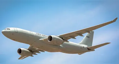 A comunicação entre pilotos e comissários segue protocolos bem definidos