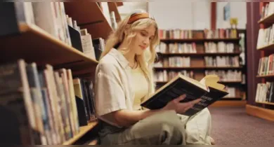 Livros mais vendidos de 2025 revelam tendências de leitura no Brasil, com destaque para espiritualidade, autocuidado e criatividade.