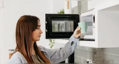 O principal problema está no modo como o micro-ondas aquece os líquidos.