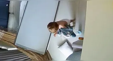 Por poucos centímetros. Imagens que viralizaram mostram o instante em que uma porta com espelho despenca ao lado de um bebê em Belém.