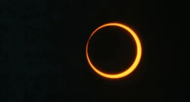 Os raios passam pelas bordas do planeta e chegam até a Lua com predominância de tons vermelhos e alaranjados.