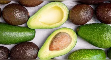 Saber como conservar o abacate da forma adequada faz toda a diferença para manter sua qualidade e evitar desperdício.