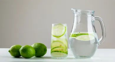 Consumir água com limão todos os dias pode ser apenas uma forma mais agradável de se manter hidratado.