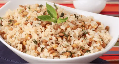 Arroz com lentilha e cebola caramelizada.