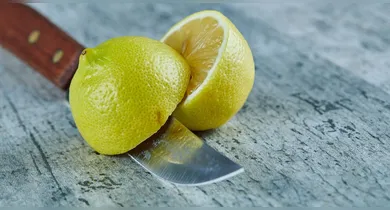 A casca do limão é capaz de amenizar odores na cozinha.