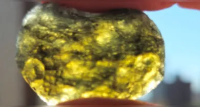 Embora negros e opacos à primeira vista, os geraisitos tornam-se translúcidos sob luz forte, exibindo coloração verde-acinzentada