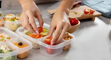 As bactérias naturalmente presentes nesse tipo de alimento encontram abrigo perfeito nas fissuras e arranhões que se formam com o uso frequente desses recipientes.