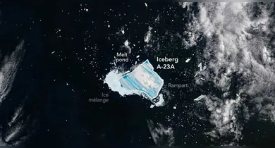 Registro revela poças extensas de água derretida na superfície do iceberg.