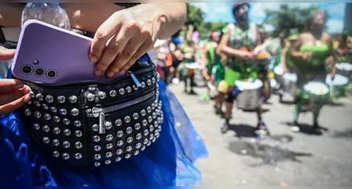 Surpresa de sentir que algo desapareceu do bolso pode transformar a festa em um grande aborrecimento.
