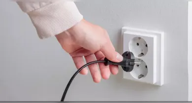 Alguns aparelhos continuam consumindo energia mesmo desligados, enquanto outros podem representar risco de curto-circuito.