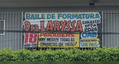 A homenagem foi feita na porta da casa da família, em homenagem para a filha formada em Direito, pela UFPA.