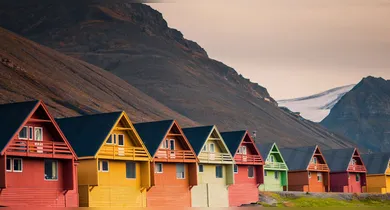 Segundo a National Geographic, os moradores investem fortemente em lâmpadas de terapia de luz, que reproduzem os comprimentos de onda da luz solar, e se esforçam para manter suas rotinas e permanecer fisicamente ativos durante o longo período de escuridão.